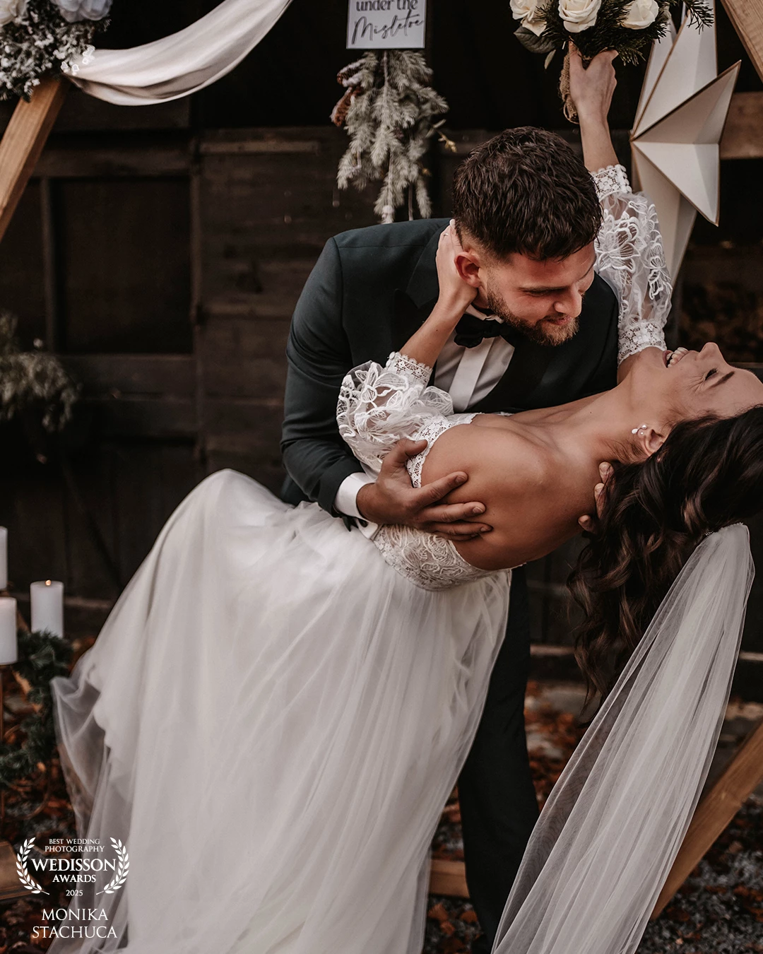 📸 A magical moment full of love 💍<br />
Under the wedding arch, in the arms of the one you love – this is what true happiness looks like. That smile, that dance, that moment… The beginning of a new chapter written with love. ❤️