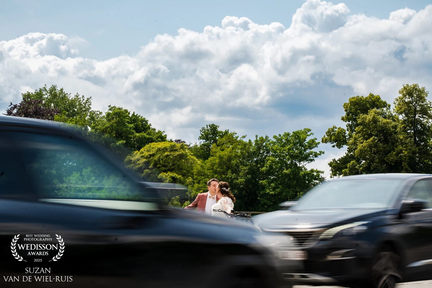 Deze plek was speciaal voor dit bruidspaar, maar geen typische plek voor een fotoshoot. We wilden toch echt iets moois voor ze maken op deze plek, en de beweging van de auto’s geeft het gevoel dat voor hun de tijd daar even stilstaat.