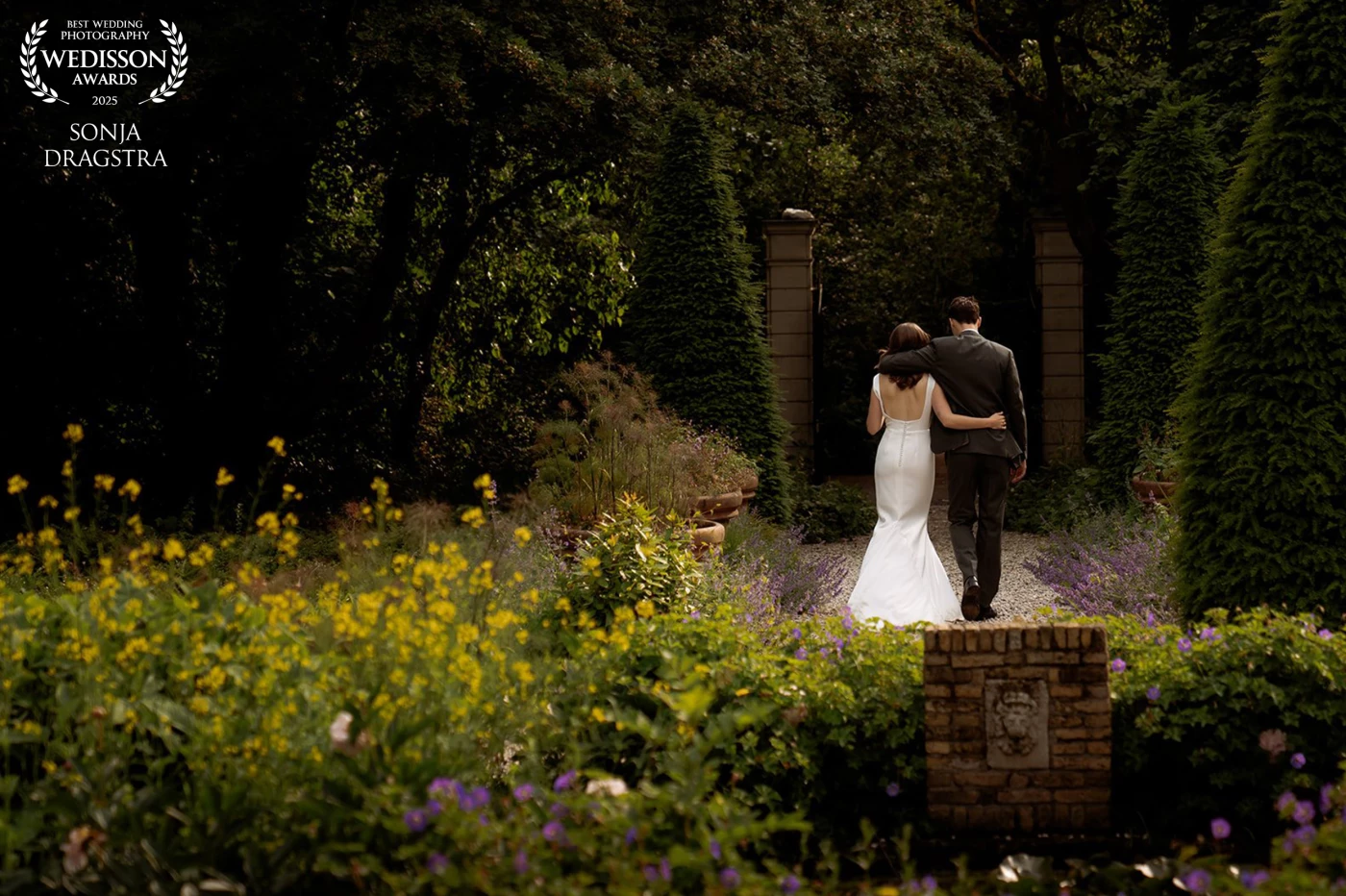 A modern wedding at a historical venue. A rainy day that changed from plan a to plan b, but when the sun came out in the late afternoon we took 15 minutes to take some photographs in the garden. It was all they needed to get comfortable and natural in front of the camera.
