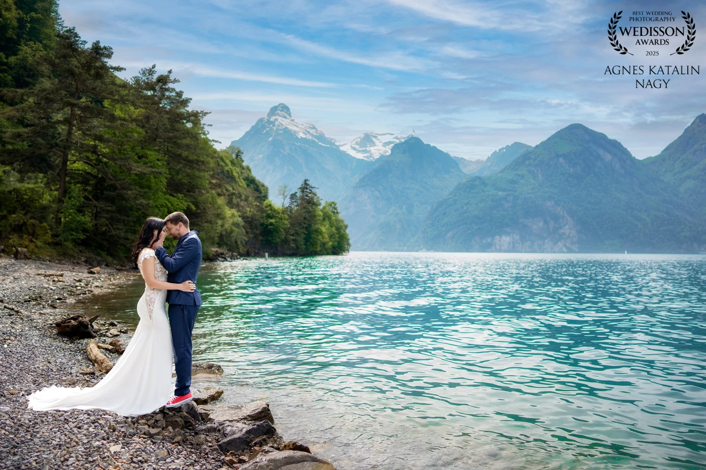 Dóri & Ádám again. After their fairy tale wedding in Hungary, they would have liked an after-wedding photoshoot in Switzerland. We decided to go to the Vierwaldtättersee, which is their favourite lake in the home of the Alps. The location did not disappoint us...