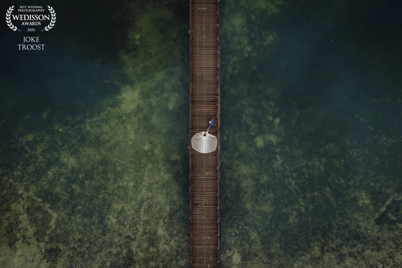 This is why I love drone footage so much. The underwater structures can only be seen from above. With a wedding dress that has such a stunning train, the picture is absolutely complete.