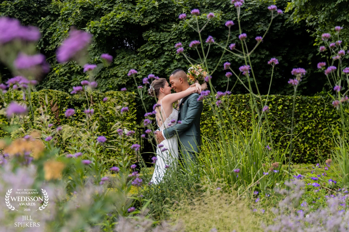 Every time the garden at Stadbroekermolen is different. Wonderful to take pictures of the wedding couple between the flowering verbenas.