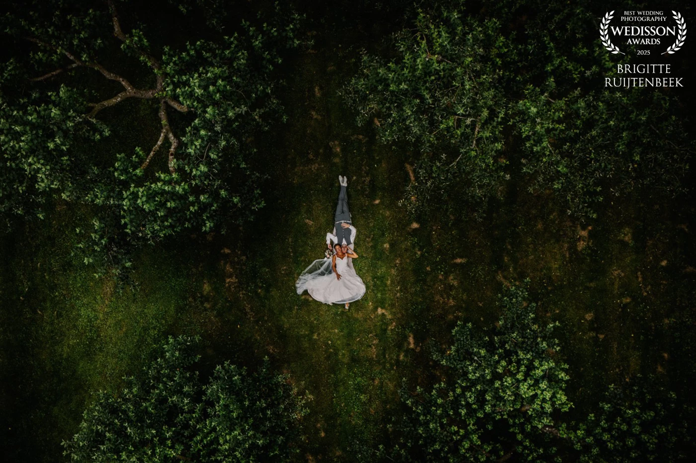 A quiet escape, just the two of them. No crowd. No distractions.<br />
Just a breath. A pause. A drone watching from above.<br />
Kim & Marc took five minutes in the apple orchard at Fraeylemaborg —<br />
and this simple moment turned into an award-winning image.<br />
But most of all: it captures them, just as they are.