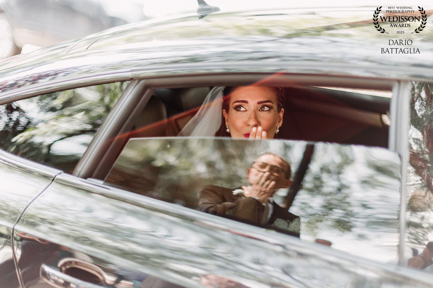 Un attimo leggero, quasi un gioco.<br />
Il padre e la sposa si scambiano un bacio, un gesto semplice che racchiude anni di amore, protezione e complicità.<br />
Non serve altro: in quello sguardo e in quel sorriso c’è tutto il legame che li unisce, proprio nel giorno in cui lei sta per iniziare un nuovo cammino.