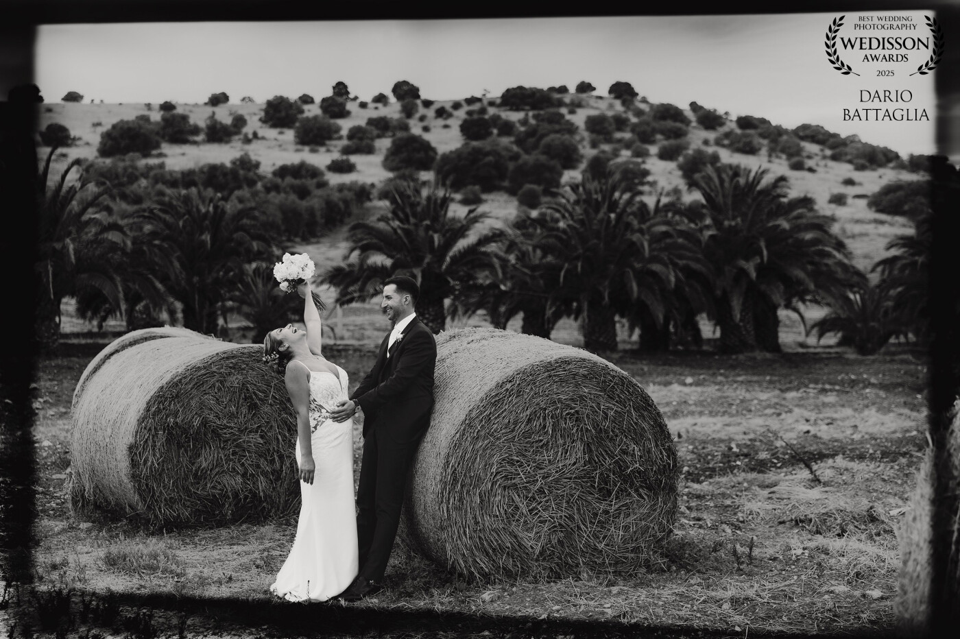 Sposi che si lasciano andare, ridono e si divertono.<br />
La location è spettacolare, ma la vera magia è la loro felicità che riempie la scena.