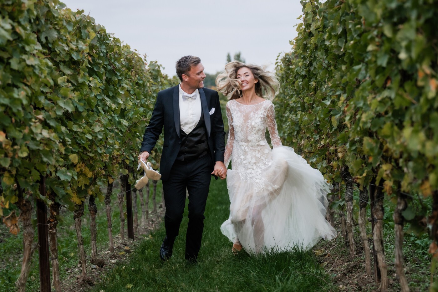 'Und du denkst, dein Herz schwappt dir über
fühlst dich vom Sentiment überschwemmt,
es sind die einz...