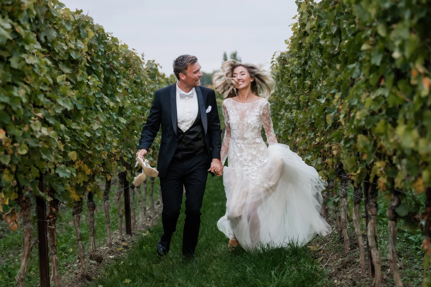 'Und du denkst, dein Herz schwappt dir über
fühlst dich vom Sentiment überschwemmt,
es sind die einz...