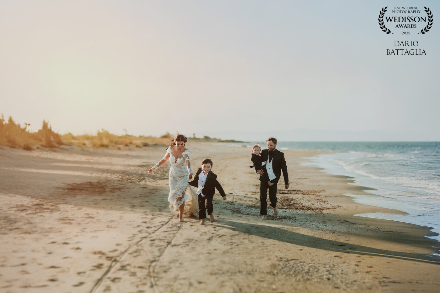 L’amore vive di gioie familiari, fatto di piccoli gesti quotidiani che costruiscono e rafforzano i legami tra i membri della famiglia. Questo amore si esprime attraverso gesti concreti tra marito e moglie, tra genitori e figli: momenti di vicinanza, dialogo, sostegno reciproco, condivisione della gioia e della fatica della vita di tutti i giorni