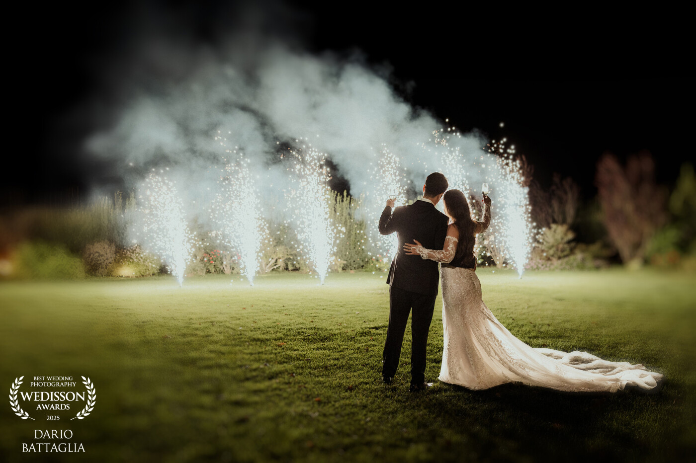 Un brindisi a due, sotto un cielo di scintille.  <br />
Il finale perfetto: mano nella mano, mentre i fuochi d’artificio illuminano la loro prima notte da marito e moglie.