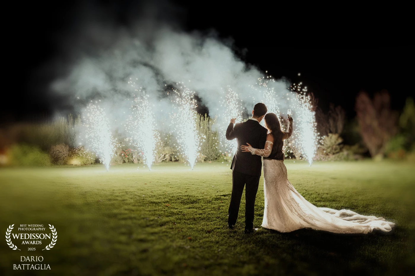 Un brindisi a due, sotto un cielo di scintille.  <br />
Il finale perfetto: mano nella mano, mentre i fuochi d’artificio illuminano la loro prima notte da marito e moglie.
