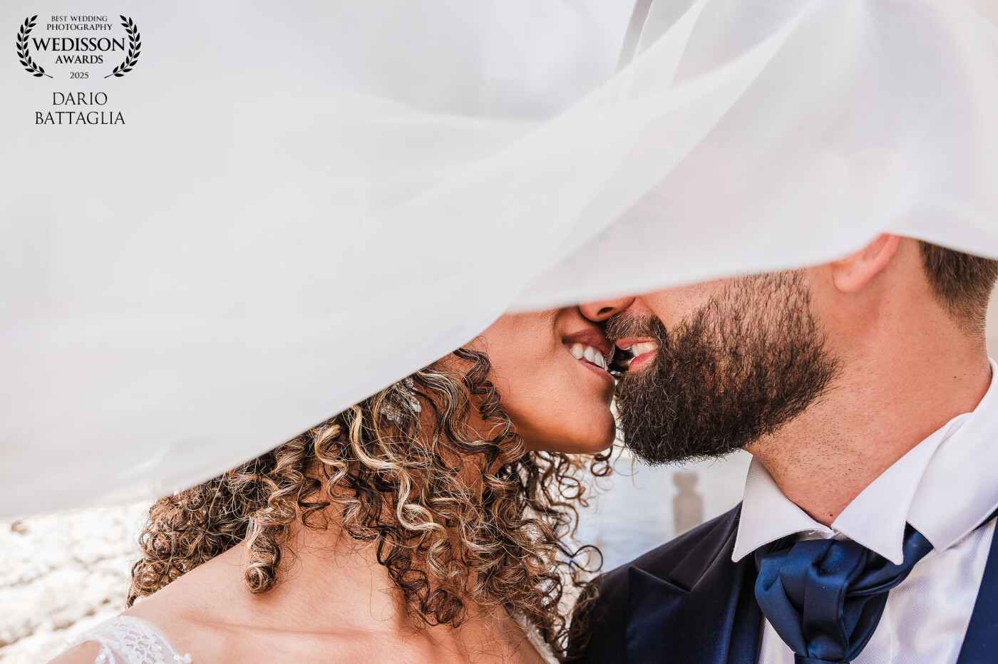 Sotto il velo, solo noi.  <br />
Un bacio rubato, un’esplosione di ricci, luce e complicità: l’essenza di un amore appena iniziato e già infinito.