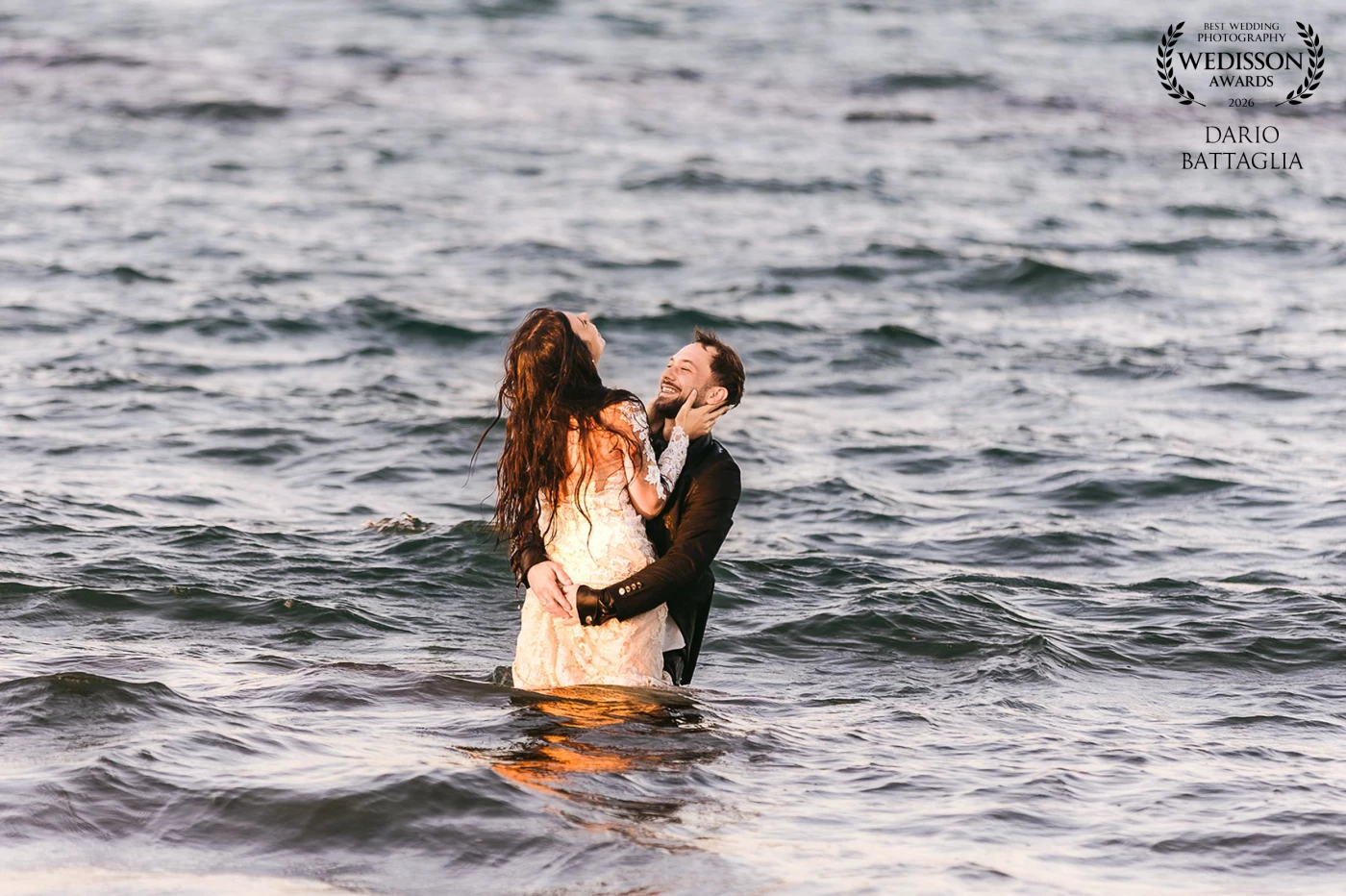 Il mare che abbraccia due sposi e una luce che sa di eternità!