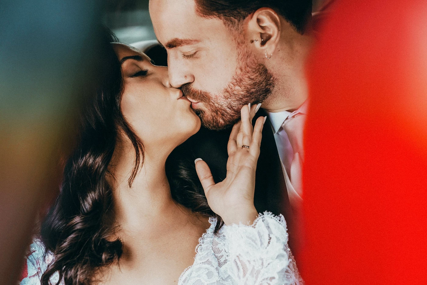 Un bacio tenero che racconta tutto il loro amore